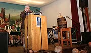 Mittendrin und voll dabei sind beim Maxiator Starkbierfest im Augustiner-Keller weniger die Poltiker, sonder nmehr die regelmässigen Gäste und Stammtisch-Belegschaften (©Foto. Martin Schmitz)